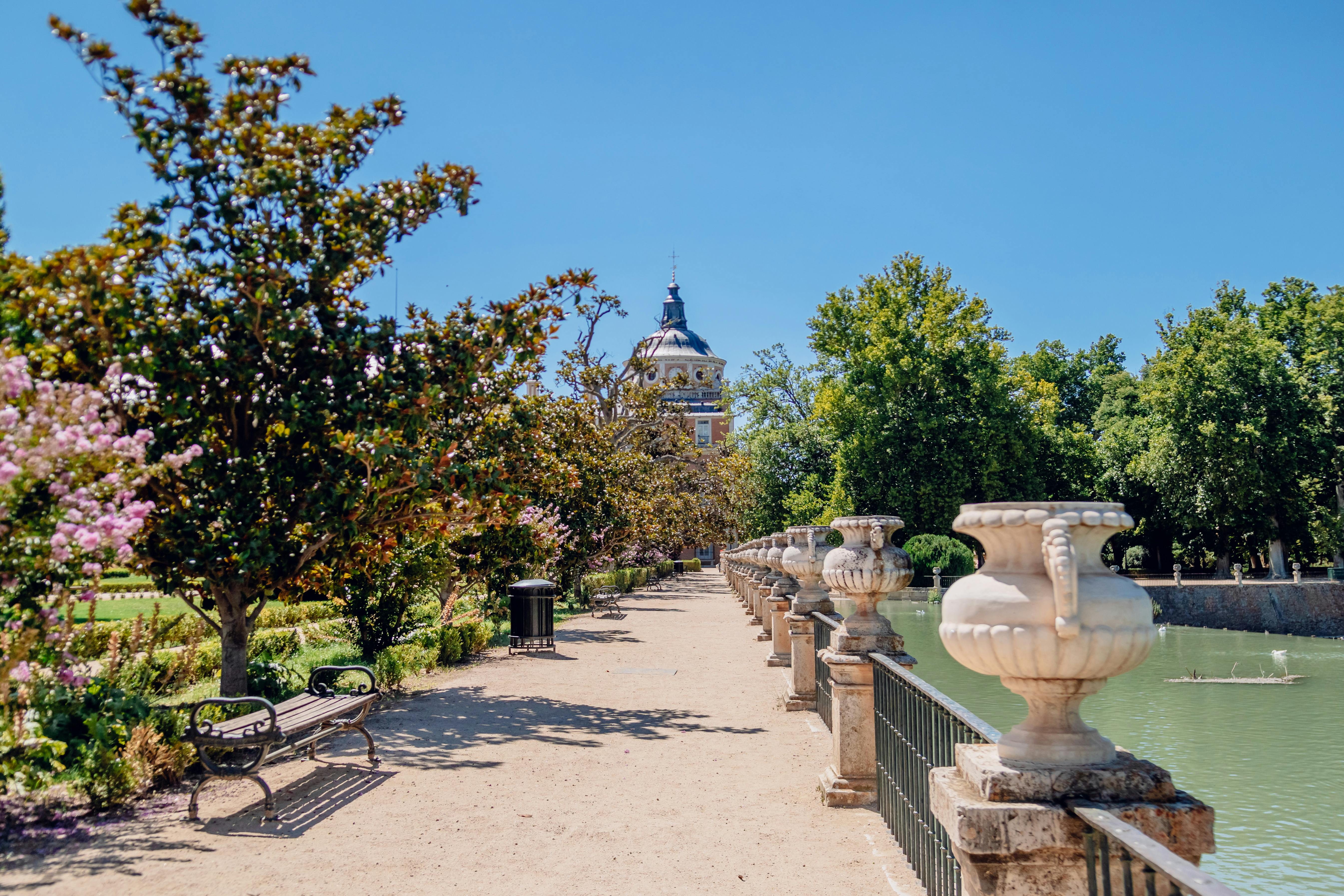 Paseo junto al jardín y el Palacio Real de Aranjuez